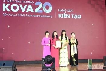 Nguyên Phó Chủ tịch nước Nguyễn Thị Doan, Chủ tịch Ủy ban giải thưởng KOVA trao giải cho các cá nhân.