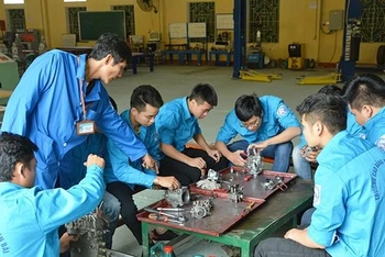 Lớp dạy nghề sửa xe máy ở Trường cao đẳng nghề Yên Bái. (Ảnh: CHUNG SƠN và TOÀN TUẤN)