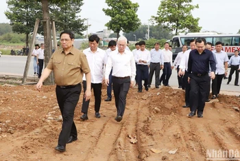Thủ tướng Chính phủ Phạm Minh Chính khảo sát dự án đường Vành đai 3 đoạn qua Bình Dương tại thành phố Thuận An. 