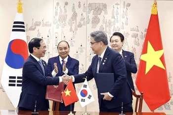 Chủ tịch nước Nguyễn Xuân Phúc và Tổng thống Hàn Quốc Yoon Suk Yeol chứng kiến lễ ký Biên bản ghi nhớ về việc thúc đẩy hợp tác trên cơ sở “Đối tác hợp tác chiến lược toàn diện” giữa Bộ Ngoại giao hai nước. (Ảnh: TTXVN)