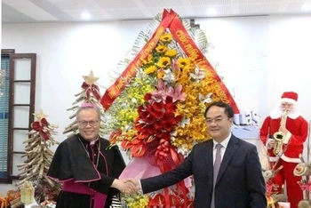 Thứ trưởng Nội vụ Vũ Chiến Thắng tặng hoa chúc mừng Giáng sinh đến Tổng Giám mục Giuse Nguyễn Chí Linh và các chức sắc tại Tòa Tổng Giám mục Giáo phận Huế.