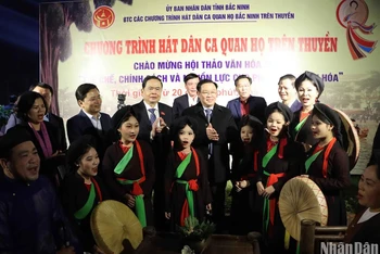 Chủ tịch Quốc hội Vương Đình Huệ tặng hoa chúc mừng, động viên nghệ nhân quan họ và các cháu Câu lạc bộ Quan họ măng non.
