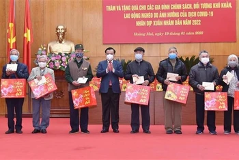 Bí thư Thành ủy Hà Nội Đinh Tiến Dũng trao quà cho các gia đình chính sách, đối tượng khó khăn, lao động nghèo, tại quận Hoàng Mai Tết 2022.