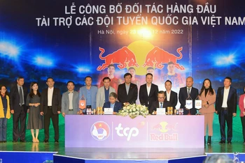 Lãnh đạo VFF và đại diện TCP Việt Nam ký kết hợp đồng tài trợ.