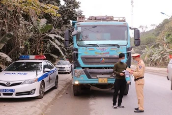 Cán bộ Trạm Cảnh sát giao thông Tam Điệp (Ninh Bình) kiểm tra phương tiện xe tải trên tuyến quốc lộ 12B.