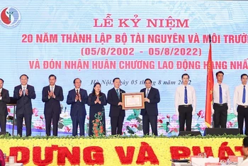 Thủ tướng Chính phủ trao tặng Huân chương Lao động cho ngành tài nguyên và môi trường.