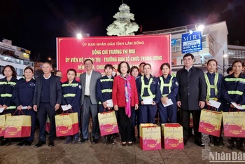 Đồng chí Trương Thị Mai và lãnh đạo tỉnh Lâm Đồng với công nhân vệ sinh đô thị Đà Lạt.