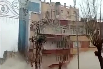 [Video] Hình ảnh tòa nhà đổ sập sau động đất tại Thổ Nhĩ Kỳ
