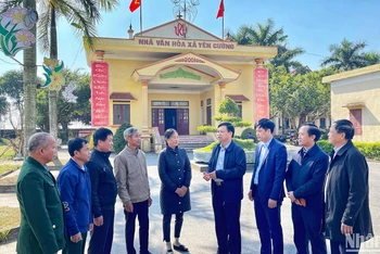 Cán bộ, đảng viên thôn Phúc Xá, xã Yên Cường, huyện Ý Yên (Nam Định) trao đổi kinh nghiệm xây dựng nông thôn mới kiểu mẫu.