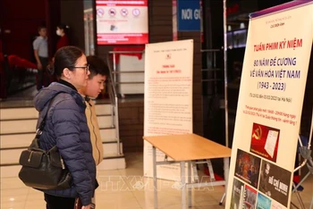 Khán giả xem giới thiệu Tuần phim kỷ niệm 80 năm Đề cương về văn hoá Việt Nam. (Ảnh: Hoàng Hiếu/TTXVN)