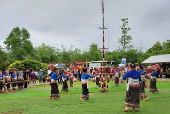 Đồng bào dân tộc Thái ở Thanh Hóa biểu diễn tại Làng Văn hóa Du lịch các dân tộc Việt Nam. (Ảnh: TTXVN)