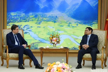 Thủ tướng Phạm Minh Chính tiếp ông Olivier Becht, Bộ trưởng đặc trách Ngoại thương, Thu hút kinh tế và người Pháp ở nước ngoài. (Ảnh: TRẦN HẢI)