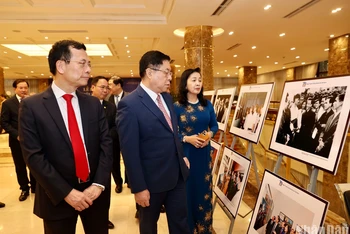 Đồng chí Nguyễn Trọng Nghĩa và các đại biểu tham quan triển lãm các bức ảnh quý ghi lại chặng đường 70 năm Nhiếp ảnh cách mạng Việt Nam. (Ảnh: ĐĂNG KHOA)