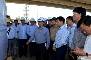 Bộ trưởng Giao thông vận tải Nguyễn Văn Thắng (hàng trước, thứ 3 bên phải) nghe báo cáo tiến độ thi công cao tốc đoạn Vĩnh Hảo-Phan Thiết.
