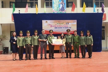 Đoàn công tác tặng quà học sinh Trường phổ thông dân tộc bán trú Tiểu học số 1 Na Sang.