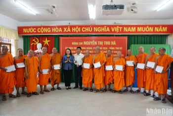 Đồng chí Nguyễn Thị Thu Hà cùng đồng chí Lâm Văn Mẫn tặng quà cho các vị chức sắc Hội Đoàn kết yêu nước tỉnh Sóc Trăng.
