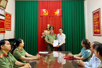 Lãnh đạo Ngân hàng Nhà nước Việt Nam trao quyết định khen thưởng đột xuất cho lãnh đạo Phòng An ninh điều tra, Công an tỉnh Đồng Tháp.