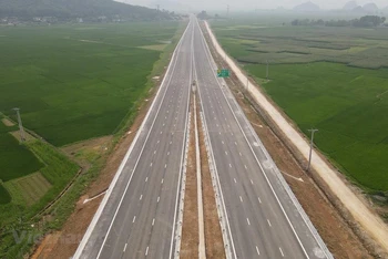 Cao tốc Mai Sơn-quốc lộ 45 đang được hoàn thiện các hạng mục cuối để khánh thành vào ngày 29/4. (Ảnh: Vietnam+)