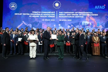 Tổng thống Thổ Nhĩ Kỳ Recep Tayyip Erdogan trao Huân chương ghi công tặng đại diện Đoàn cứu hộ, cứu nạn Quân đội nhân dân Việt Nam.