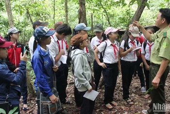 Tuyên truyền bảo vệ rừng tự nhiên tại Khu Bảo tồn thiên nhiên văn hóa Đồng Nai. 