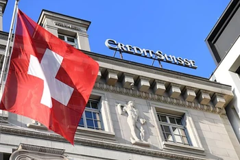 Sự sụp đổ của ngân hàng Credit Suisse khiến nhiều người dân tìm kiếm kênh đầu tư khác. (Ảnh: THX/TTXVN)
