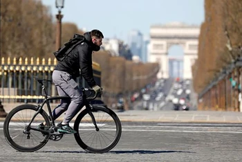 Một người đi xe đạp tại thủ đô Paris của Pháp. (Ảnh: Reuters)