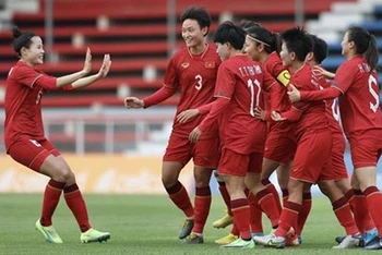 Các tuyển thủ Nữ Việt Nam ăn mừng bàn thắng mở tỷ số ở phút thứ tư của tiền đạo Hải Yến, trong trận đối đầu đội tuyển nữ Malaysia chiều 3/5 trên sân vận động Old Stadium (Campuchia). (Ảnh: Minh Quyết/TTXVN)
