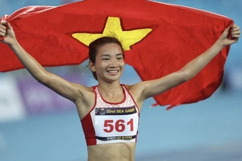Nguyễn Thị Oanh giành cú đúp Huy chương Vàng ở nội dung chạy 1.500m và 3.000m vượt chướng ngại vật. (Ảnh: Minh Quyết/TTXVN)
