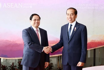 Thủ tướng Phạm Minh Chính và Tổng thống Indonesia Joko Widodo tại Labuan Bajo. (Ảnh: Dương Giang/TTXVN)