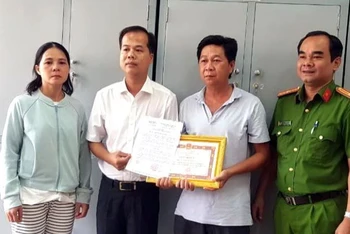 Lãnh đạo phường Xuân An tặng giấy khen đột xuất cho anh Nguyễn Trí Thành.