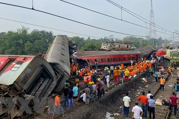 Lực lượng cứu hộ khắc phục hậu quả vụ tai nạn tàu hoả kinh hoàng ở Balasore, bang Odisha, Ấn Độ ngày 2/6/2023. (Nguồn: AFP/TTXVN)