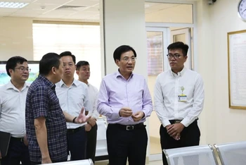 Đồng chí Trần Văn Sơn khảo sát công tác cải cách hành chính tại Ủy ban nhân dân quận Hoàn Kiếm.