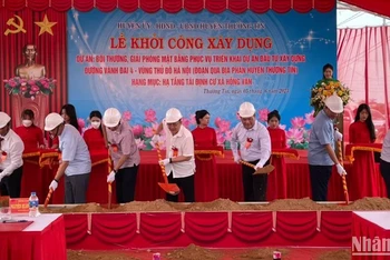 Các đại biểu thực hiện khởi công khu tái định cư phục vụ đường Vành đai 4 - Vùng Thủ đô tại xã Hồng Vân, huyện Thường Tín.
