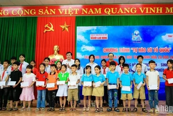 Lãnh đạo Ban Tuyên giáo Tỉnh ủy Thanh Hóa cùng Báo Người Lao động trao học bổng cho học sinh.
