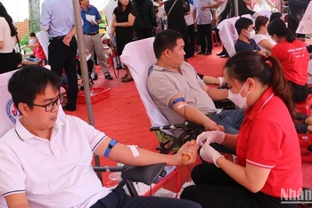 Hưởng ứng Chương trình “Hành trình đỏ” năm 2023, đông đảo cán bộ, công nhân, viên chức, đoàn viên, thanh niên và người dân tỉnh Quảng Ngãi tham gia hiến máu tình nguyện.