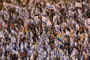 Người dân tuần hành phản đối cải cách tư pháp của chính phủ tại Tel Aviv, Israel ngày 27/5/2023. (Ảnh: AFP/TTXVN)