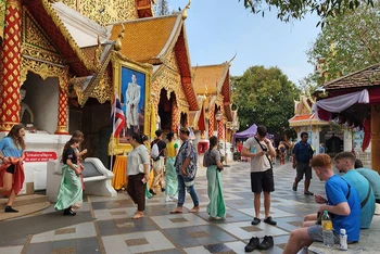 Du khách quốc tế thăm chùa Wat Phrathat, Doi Suthep tại tỉnh Chiang Mai, Thái Lan.