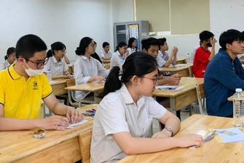Các phòng thi tại điểm thi Trường trung học cơ sở Ngô Sỹ Liên (quận Hoàn Kiếm) được cấp điện đầy đủ.