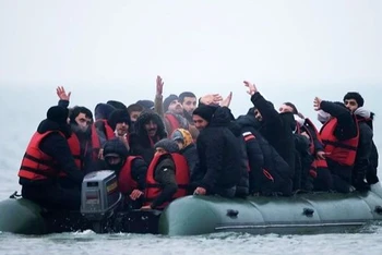 Ảnh minh họa: Người di cư trên một chiếc xuồng bơm hơi, rời bến gần Wimereux, Pháp để vượt eo biển Manche vào Anh. (Ảnh: Reuters) 