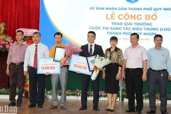 Ban Tổ chức đã trao quyết định khen thưởng cho 1 giải Nhất và 5 giải Khuyến khích cho cuộc thi sáng tác logo cho thành phố Quy Nhơn (Bình Định). 