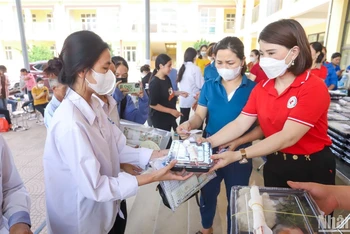 Những suất cơm miễn phí tiếp sức cho sĩ tử tại huyện Ứng Hòa, Hà Nội.