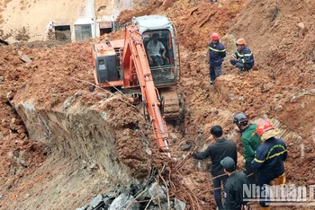 Triển khai công tác cứu hộ tìm kiếm nạn nhân bị vùi lấp tại hiện trường vụ sạt lở đất ở Đà Lạt. (Ảnh: MAI VĂN BẢO)