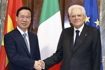 Tổng thống Cộng hòa Italy Sergio Mattarella bắt tay Chủ tịch nước Võ Văn Thưởng. (Ảnh: Thống Nhất/TTXVN)