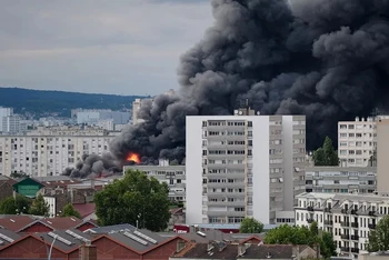 Trận hỏa hoạn tại Thành phố Aubervilliers (Pháp) vào ngày 26/5/2020. (Nguồn: Les Echos)