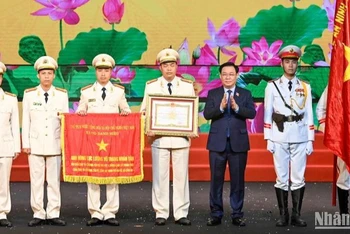 Chủ tịch Quốc hội Vương Đình Huệ vinh danh danh hiệu Anh hùng lực lượng Vũ trang nhân dân đối với 3 tập thể và 1 cá nhân trong lực lượng Cảnh sát Phòng cháy, chữa cháy và cứu nạn, cứu hộ.