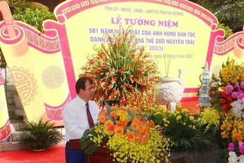 Lãnh đạo tỉnh Hải Dương đọc diễn văn ôn lại thân thế sự nghiệp của Nguyễn Trãi tại Lễ tưởng niệm.