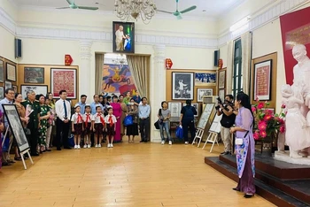 Các đại biểu tham quan tòa nhà Bác Hồ ký kết Hiệp định Sơ bộ với Pháp – nơi trở thành Nhà truyền thống của Cung Thiếu nhi Hà Nội ngày nay. 