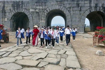 Học sinh tìm hiểu về cổng phía nam Thành nhà Hồ cùng con đường Hòe Nhai lịch sử.