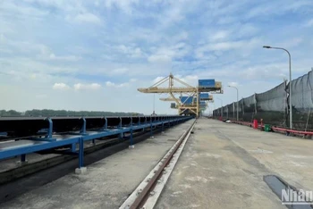 Khu vực cảng tiếp nhận than tại Nhà máy nhiệt điện Thái Bình 2 luôn được vệ sinh sạch sẽ, hạn chế tối đa phát tán bụi ra môi trường.
