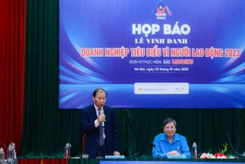 Phó Chủ tịch VCCI Hoàng Quang Phòng thông tin tại họp báo.